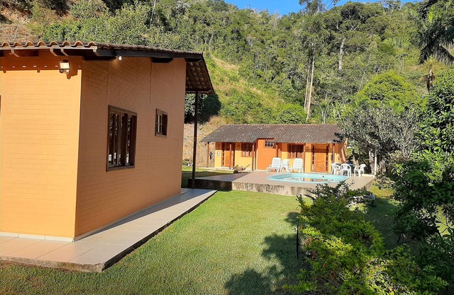 Hermosa y cómoda casa en su lugar, con naturaleza preservada, piscina y lago de pesca.