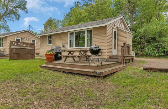 Beautiful and Clean 2 Bedroom Cottage on Clearwater Lake