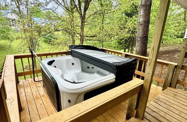 Beautiful and cozy 2bedroom 1bath in Sevierville with Hot Tub