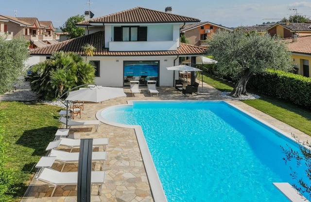 Beautiful and elegant villa with pool in Trecastelli, near Senigallia, only 12 km from the sea