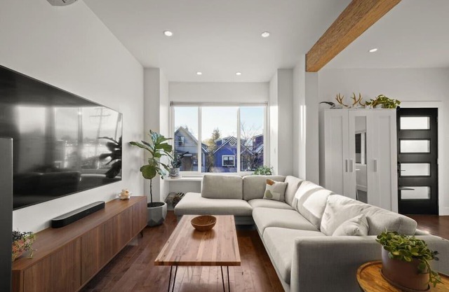 Beautiful and Modern House near Commercial Drive