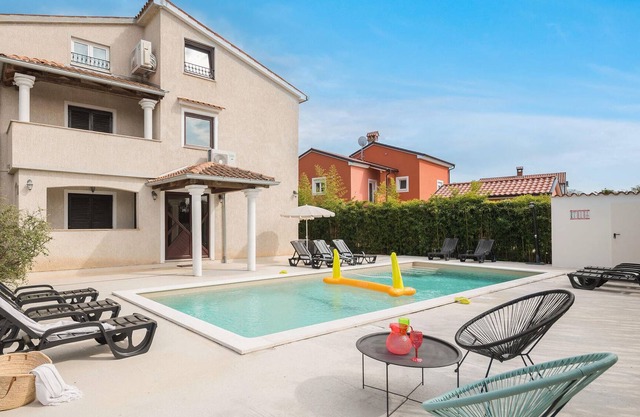 Alojamiento de 6 habitaciones en Antonci