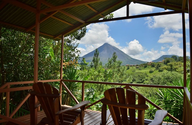 Hermosa y privada casa en el corazón del pueblo con excelentes vistas al volcán.