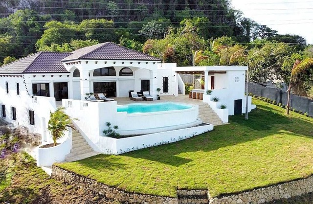 Beautiful and quite villa with pool in a nice and safe neighborhood.