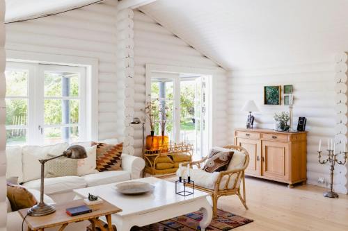 Beautiful And Romantic Cottage With Swimmingpool