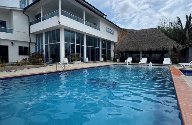Beautiful and Spacious 6-bedroom villa close to the beach in Santa Verónica