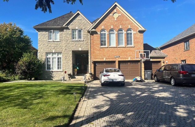 Beautiful and Spacious Basement Guest Suite in a Prime location