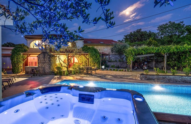 Beautiful and unique vacation home with many amenities in Rasopano.