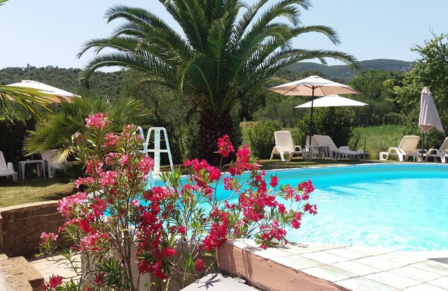 hermosa, antigua pequeña Casa de piedra, con piscina + jardín.