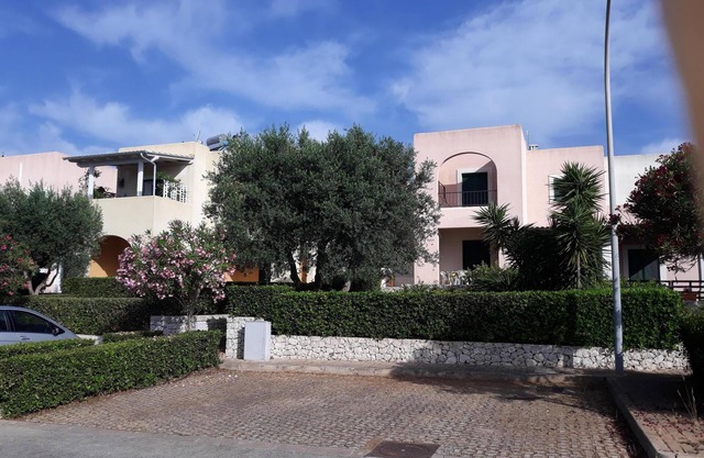 Precioso apartamento cerca del mar con jardín y terraza con vistas.