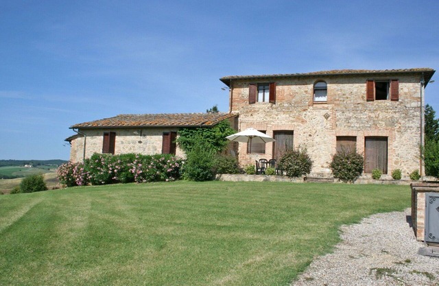 Hermoso apartamento con piscina, WIFI, patio, vista panorámica y aparcamiento, cerca de Siena