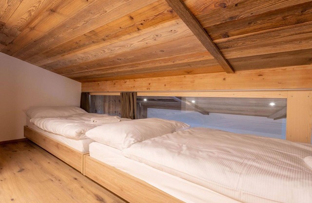 Hermoso apartamento para 7 personas con WIFI, jacuzzi, TV y balcón