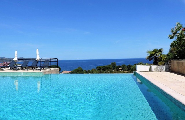 Acogedor apartamento para 4 personas con A/C, WIFI, piscina, TV, terraza y aparcamiento