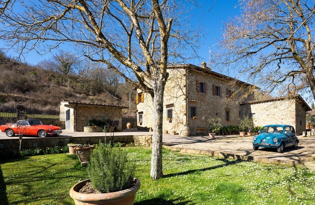 Beautiful apartment in villa with WIFI, TV, terrace, pets allowed, panoramic view and parking