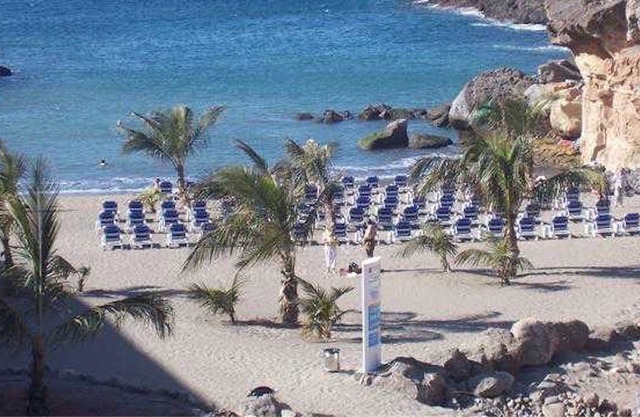 Precioso apartamento con vistas al mar, piscina climatizada y cerca de una playa muy bonita.