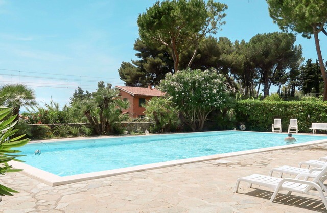 Acogedor apartamento con piscina, A/C, WIFI, TV, terraza, mascotas permitida y aparcamiento