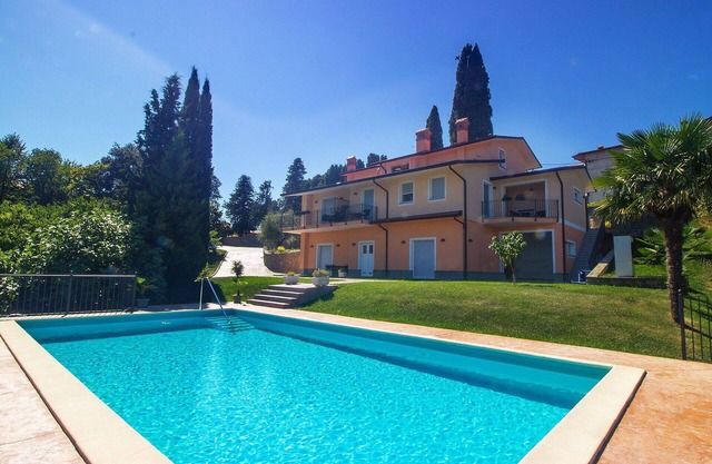 Acogedor apartamento con WIFI, A/C, piscina, TV, patio, vista panorámica y aparcamiento