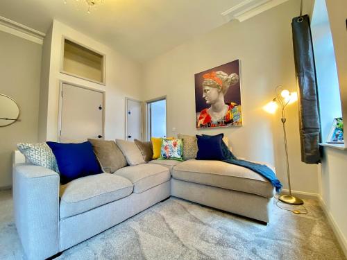 Beautiful Apartment - 5 Minute Walk to the Best Beach! - Great Location - Parking - Fast WiFi - Smart TV - Newly decorated - sleeps up to 4! Close to Bournemouth & Poole Town Centre