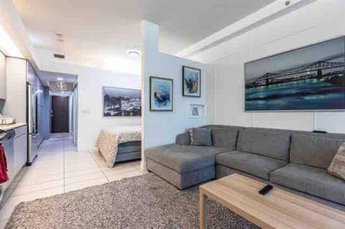 Beautiful apartment downtown, mins to rogers arena, stadium, restaurants, shops