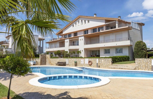 Precioso apartamento con piscina, A/C, WIFI, TV, patio, mascotas permitida y aparcamiento