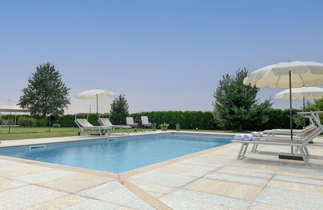 Beautiful apartment for 4 people with WIFI, pool, TV, patio and parking