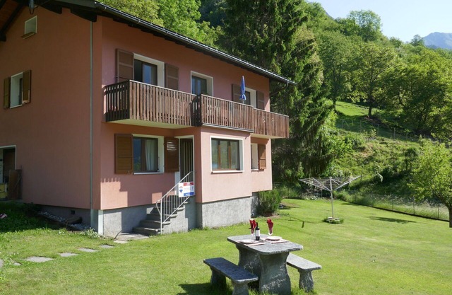 Hermoso apartamento con WIFI, TV, patio, mascotas permitida, vista panorámica y aparcamiento
