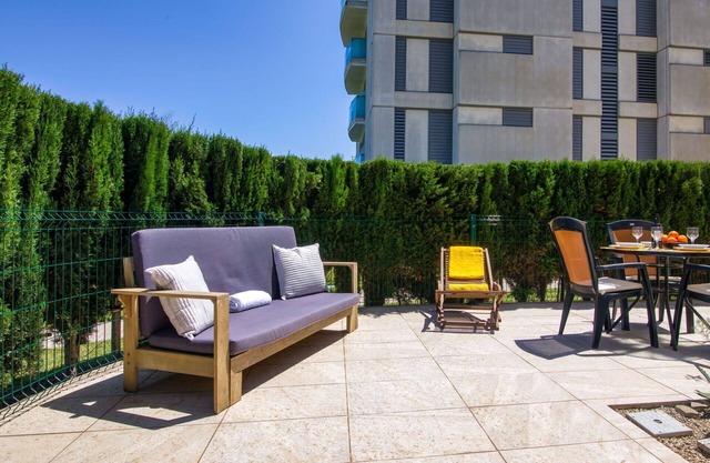 Bonito apartamento con WIFI, piscina, A/C, TV, terraza, mascotas permitida y aparcamiento