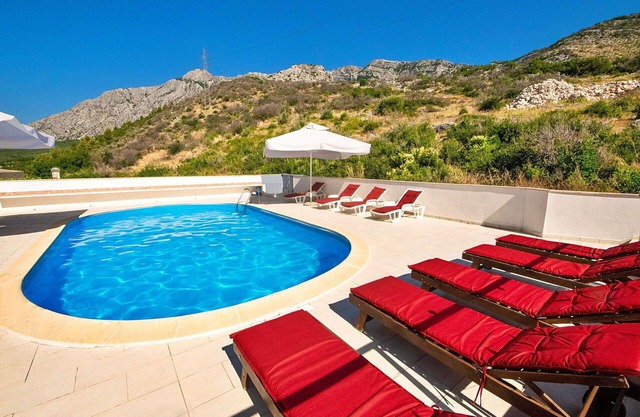 Acogedor apartamento con piscina, A/C, WIFI, TV, terraza, mascotas permitida y aparcamiento