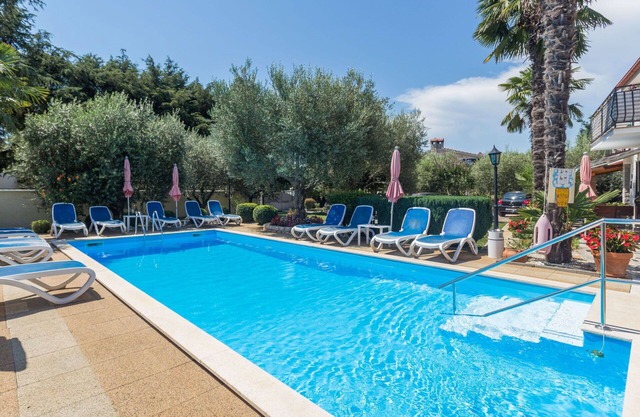 Precioso apartamento con WIFI, piscina, A/C, TV, terraza, mascotas permitida y aparcamiento