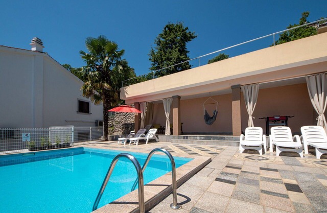 Bonito apartamento con piscina, A/C, WIFI, TV, terraza, mascotas permitida y aparcamiento