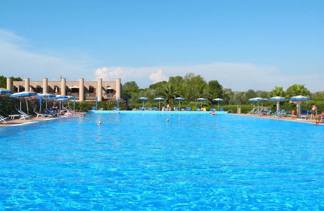 Beautiful apartment for 4 people with A/C, pool, WIFI, TV, terrace, pets allowed and parking