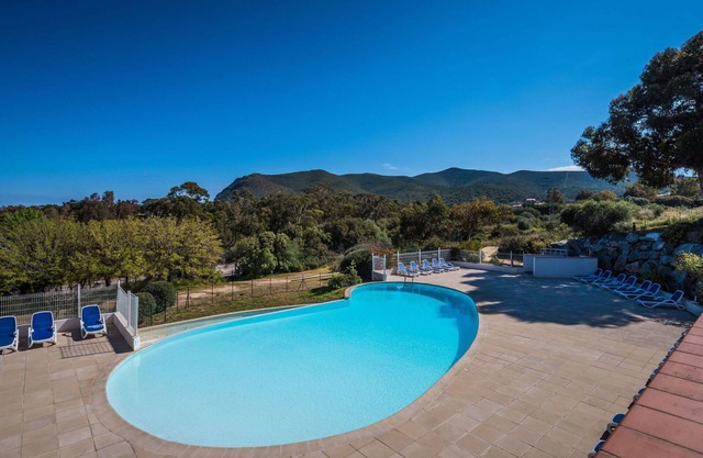 Bonito apartamento para 6 personas con piscina, A/C, WIFI, TV, patio y aparcamiento