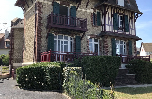 Beautiful apartment with terrace and sea view just outside Deauville
