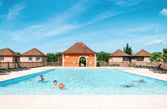 Bonito apartamento para 3 personas con piscina, WIFI, TV, terraza, mascotas permitida y aparcamiento