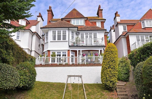 Hermoso apartamento con maravilloso espacio exterior y vistas costeras.