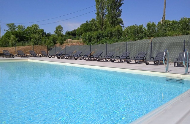Precioso apartamento en villa con internet, piscina, TV, terraza, mascotas permitida y aparcamiento