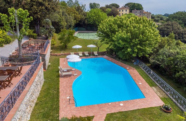 Apartamento en villa con piscina privada, WIFI, TV, terraza, mascotas permitida, aparcamiento
