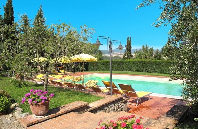 Acogedor apartamento en villa para 2 personas con WIFI, piscina, TV, patio y aparcamiento