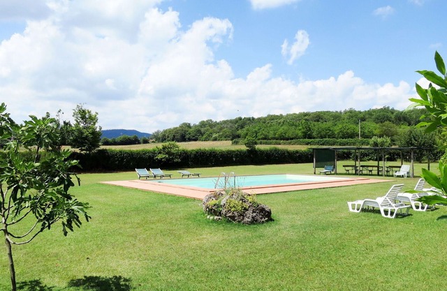 Acogedor apartamento en villa con piscina, WIFI, patio, mascotas permitida y aparcamiento