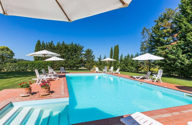 Acogedor apartamento en villa para 3 personas con WIFI, A/C, piscina, TV, terraza y aparcamiento
