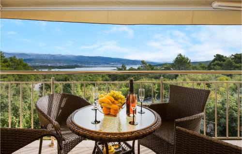 Beautiful Apartment In Cizici With Kitchen