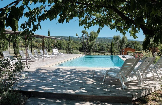 Acogedor apartamento en villa para 4 personas con WIFI, piscina, patio y mascotas permitida