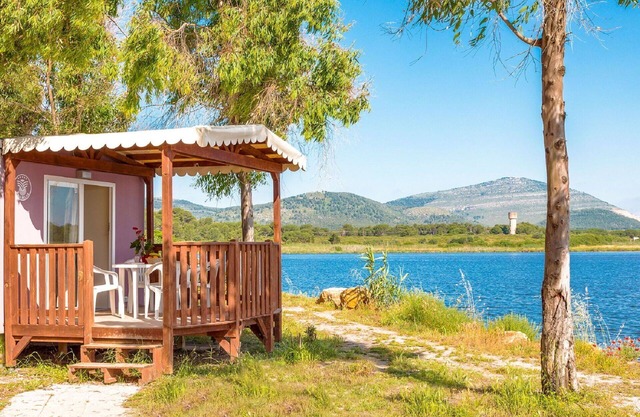 Bonito apartamento en villa para 4 personas con WIFI, A/C, piscina, TV, terraza y mascotas permitida