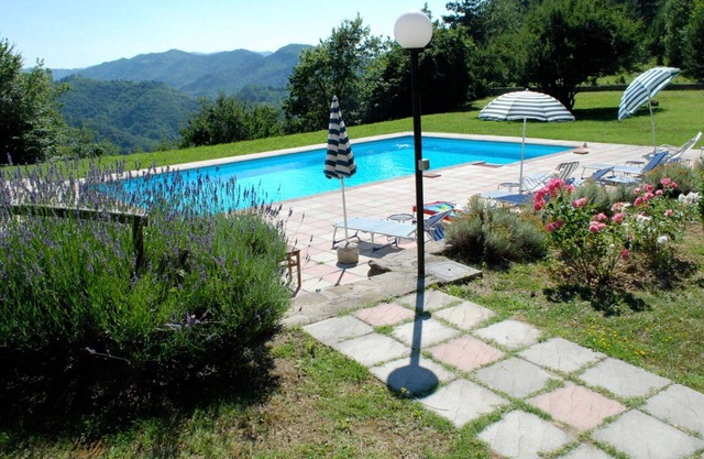 Beautiful apartment in villa with WIFI, pool, TV, pets allowed, panoramic view and parking