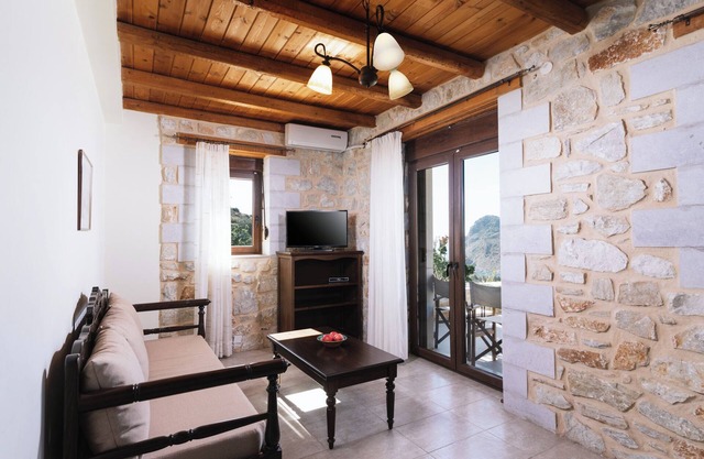 Beautiful apartment in Lentas with sea view and pool