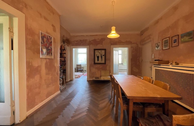 Beautiful apartment in old building in top location directly on the Rhine with balcony