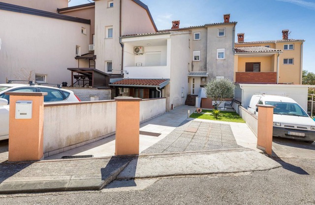 Beautiful Apartment in Stinjan With Wifi