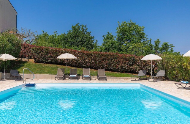 Hermoso apartamento en villa con piscina, WIFI, A/C, TV, terraza, vista panorámica y aparcamiento