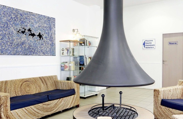 Beautiful apartment in villa for 8 people with WIFI, pool, TV, terrace, pets allowed and parking