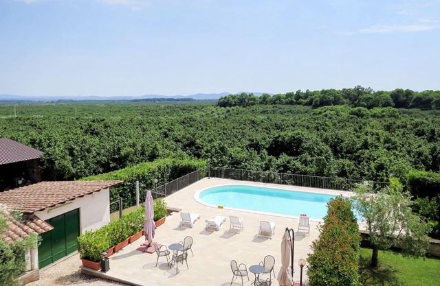 Precioso apartamento en villa con WIFI, piscina, TV, terraza, mascotas permitida y aparcamiento